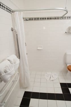 Luxury Room2 Bathroom.jpg