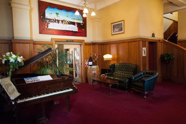 Foyer2.jpg