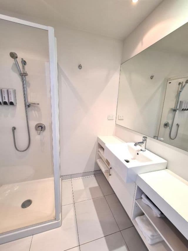 Queen Studio bathroom