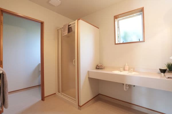 Deluxe 2 bed bathroom.jpg