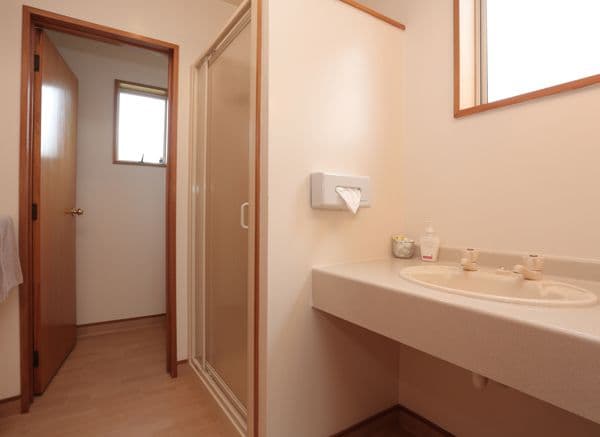 Standard 1 bed King Bathroom.jpg