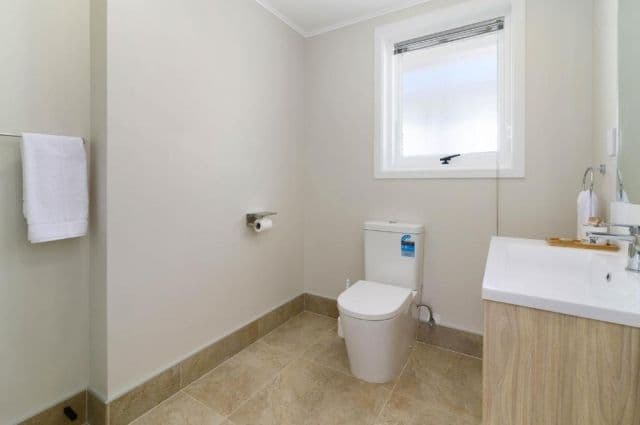 Deluxe Queen Studio bathroom