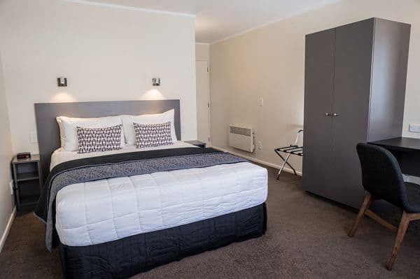 11.Queen Room 1.jpg