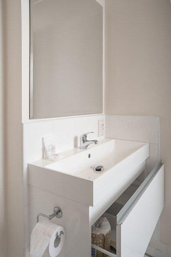 12 Bathroom.jpg