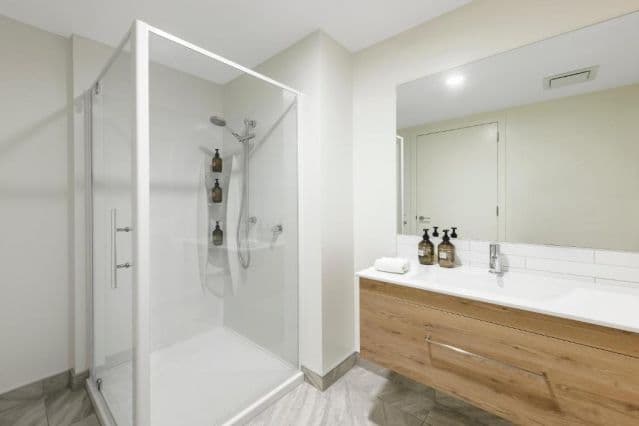 Exec King bathroom